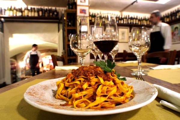 DINNER IN A TYPICAL ITALIAN RESTAURANT Art Hotel Commercianti DINNER IN A TYPICAL ITALIAN RESTAURANT Art Hotel Commercianti
