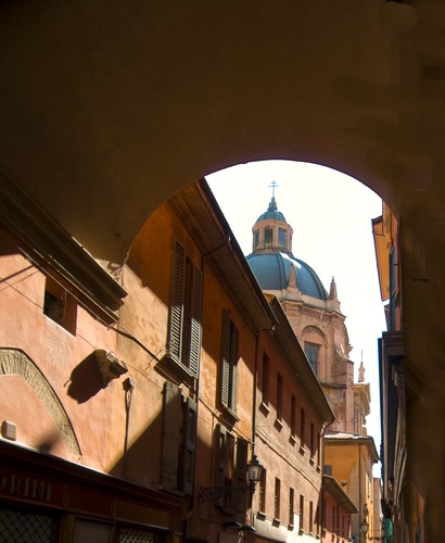 Bologna: the city of porches  Art Hotel Commercianti