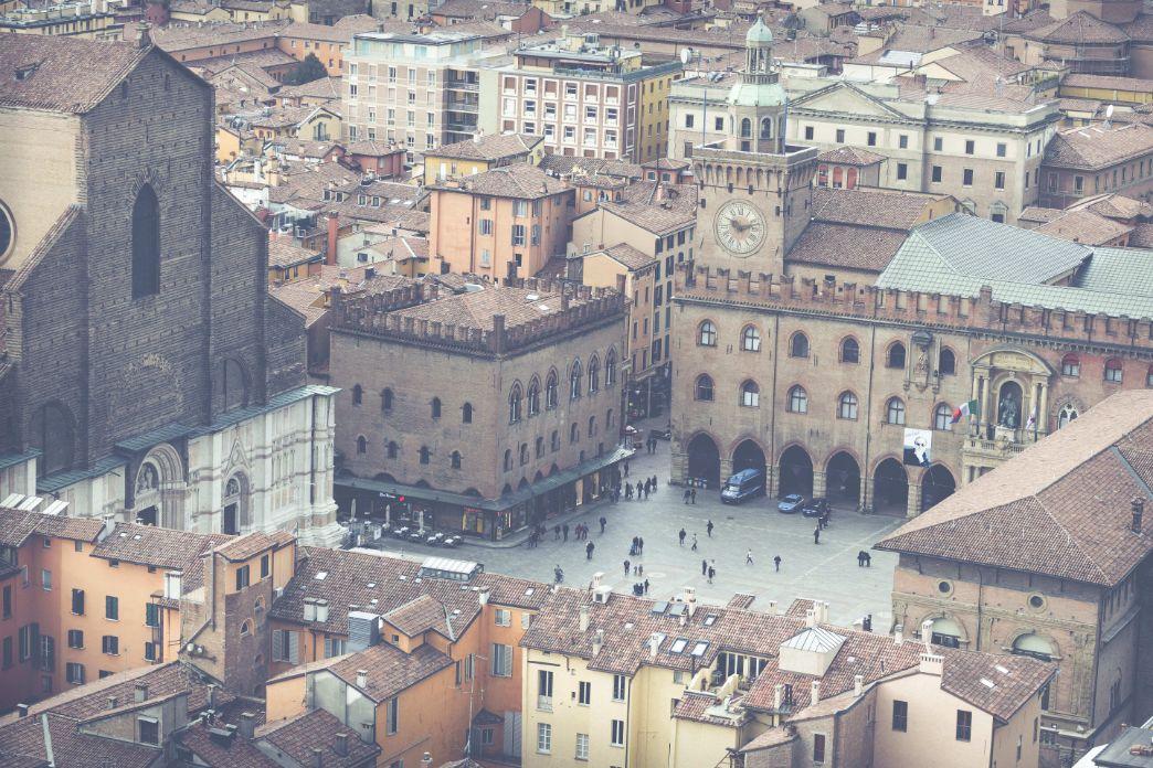 THE ORIGIN OF THE BOLOGNESE PORCHES Art Hotel Commercianti Bologna THE ORIGIN OF THE BOLOGNESE PORCHES Art Hotel Commercianti Bologna